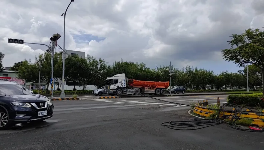 影/台中曳引車左轉勾扯電纜　號誌燈桿倒地幸無人傷