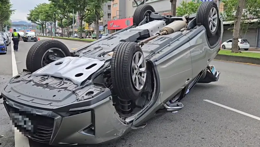 才離開保養廠！台中LEXUS車主恍神大翻覆　嘆：賠不完了