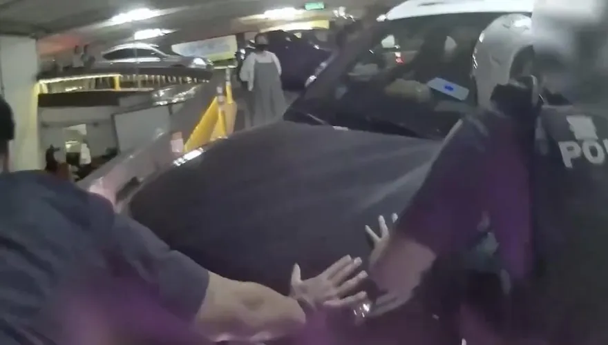影/西門町停車場車輛自撞水泥護欄　警民合力搬車排除