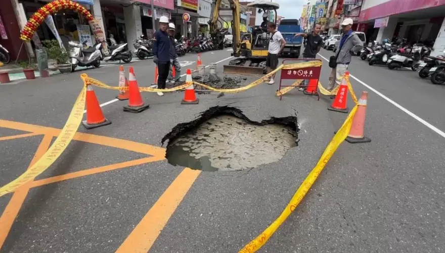 影/大雨才停驚現天坑！高雄前鎮路面突崩塌　恐怖瞬間畫面曝