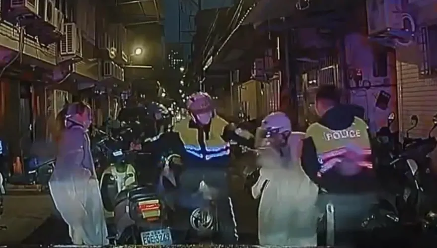影/板橋通緝男毒駕違規加速逃逸　遭警圍捕搜出海洛因