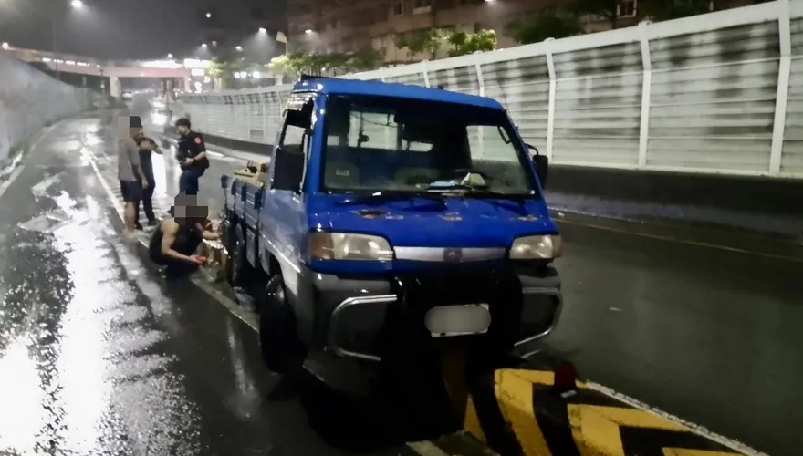 影/蘆洲永安橋貨車自撞卡分隔島　駕駛口齒不清驗出毒駕