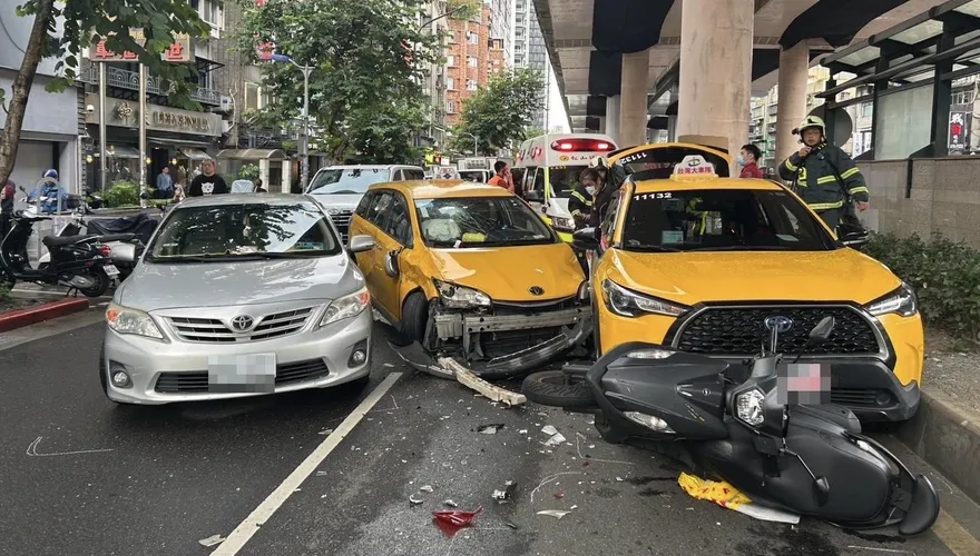 影/北市市民大道計程車暴衝連撞4車　4人受傷緊急送醫