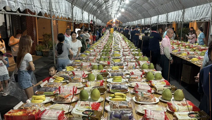 影/60秒掃光！銅鑼五福廟辦普度法會　400位民眾「搶供品」