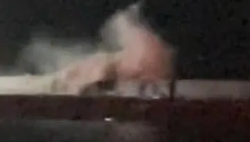影/啪！桃園永安漁港長浪捲3釣客落海　驚險獲救