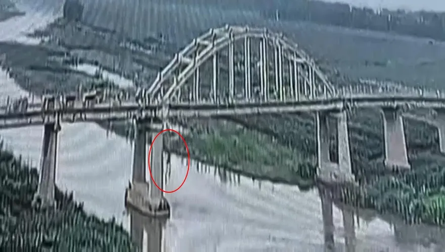 影/探望奶奶成最後一程！陸男過橋突塌墜河亡　家屬怒告4單位