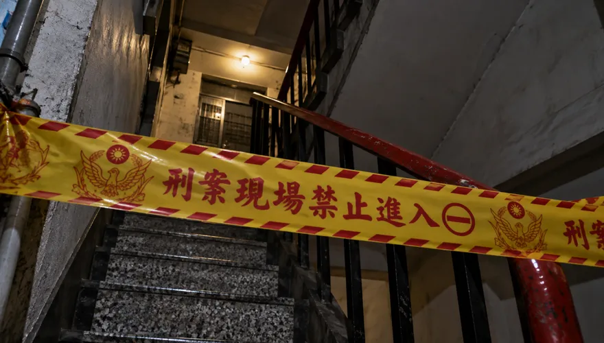 高雄鼓山命案！55歲男陳屍公寓樓梯間　遺體旁留空針頭