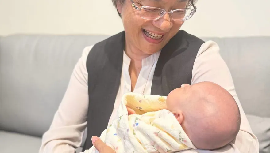 缺席魏平政競總成立在忙什麼事？王惠美突曬「抱孫照」