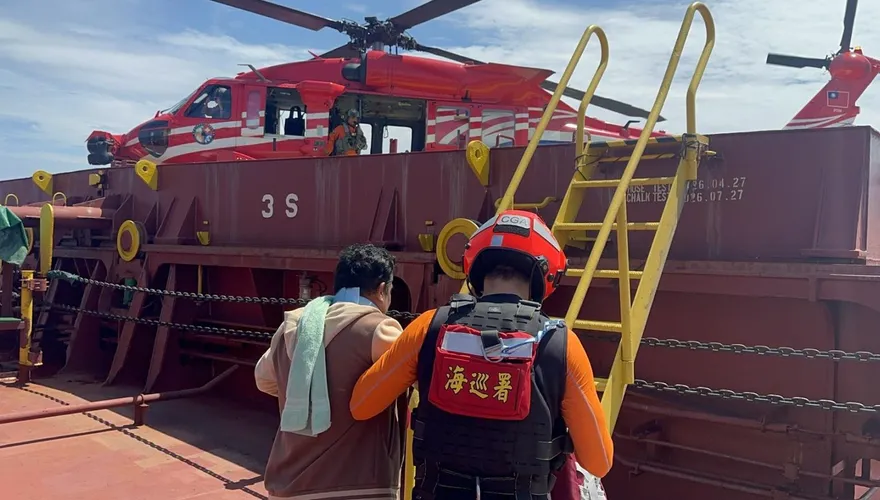 影/貨輪外籍船員疑心肌梗塞　海巡搭黑鷹直升機落艦救援