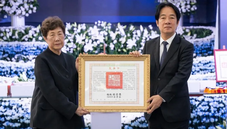 他在動盪年代化解衝突！饒穎奇告別式　賴總統親頒褒揚令感念