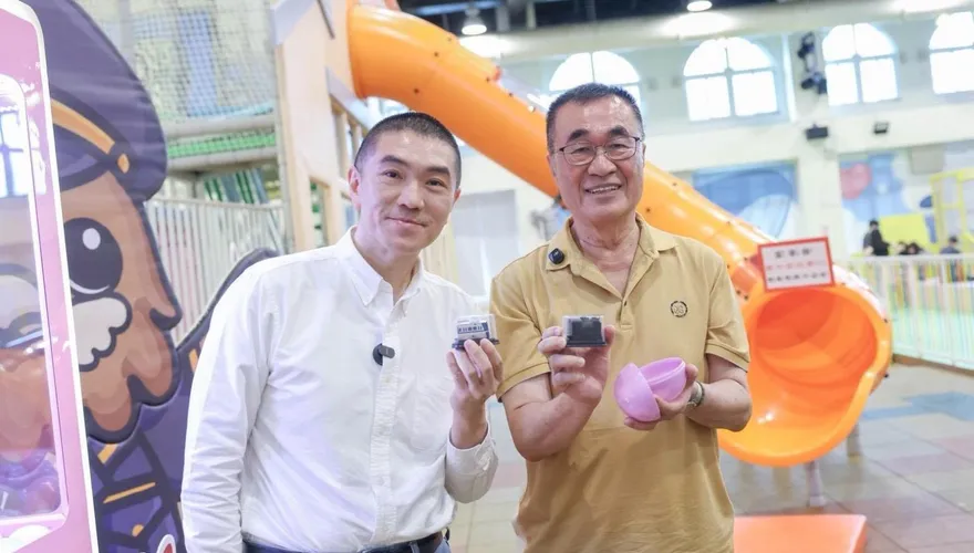 合體謝國樑獲贈「火車頭」！李四川：未來拚捷運來還禮