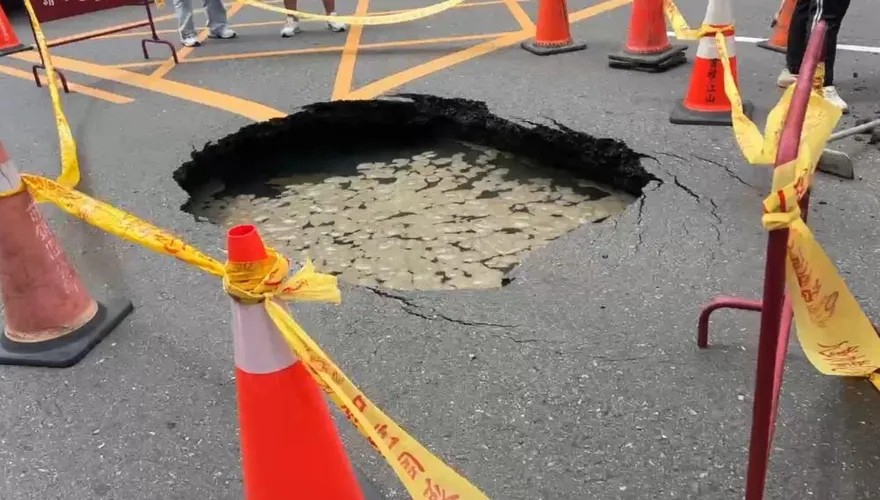突發！高雄一晚連兩處路段塌陷　市府火速通宵搶修搶通