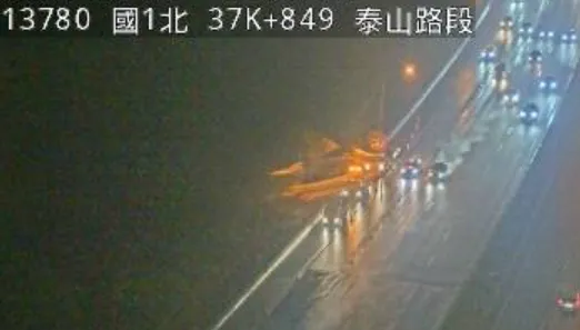 國1泰山段驚傳「土石崩落」！碎石滾進路肩　警方急派人警戒