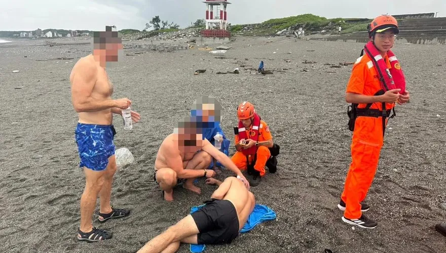 花蓮七星潭3外籍旅客違規下水險釀憾事！海巡署緊急救援