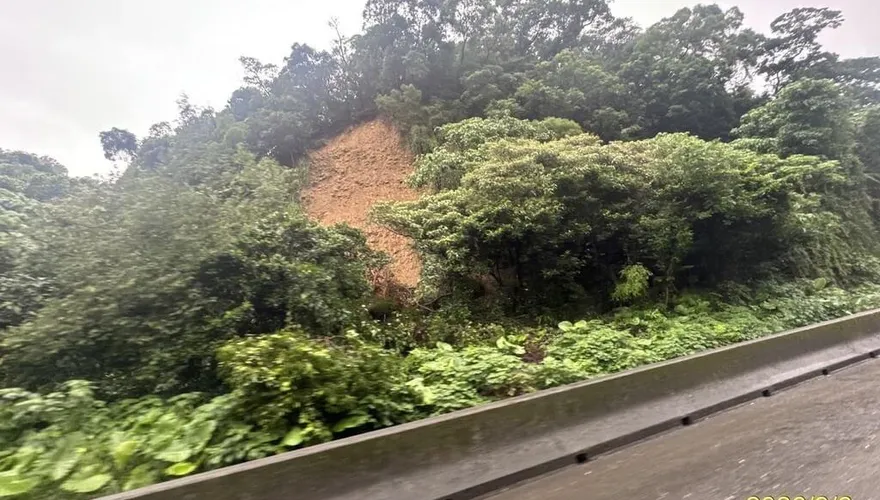 大雨沖刷釀國1邊坡土石滑落　高公局：初判未影響行車安全