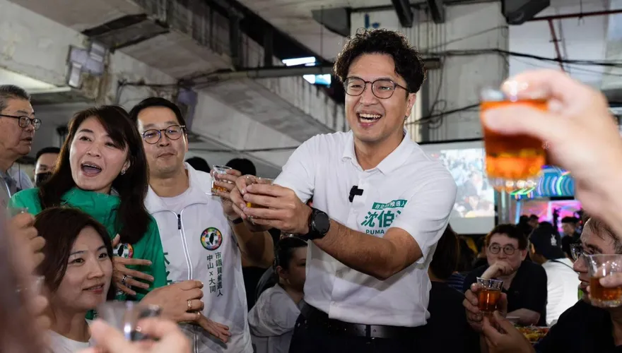 與蔣萬安咬耳朵談什麼？沈伯洋：請他注意兒虐問題