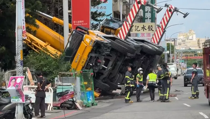 影/馬路突破洞！彰化大型吊車慘翻覆　駕駛受困救出
