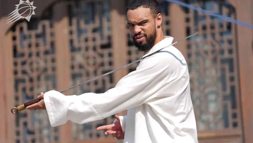 NBA/「惡棍」狄龍上武當山習武！舞劍耍棍效法文班亞馬