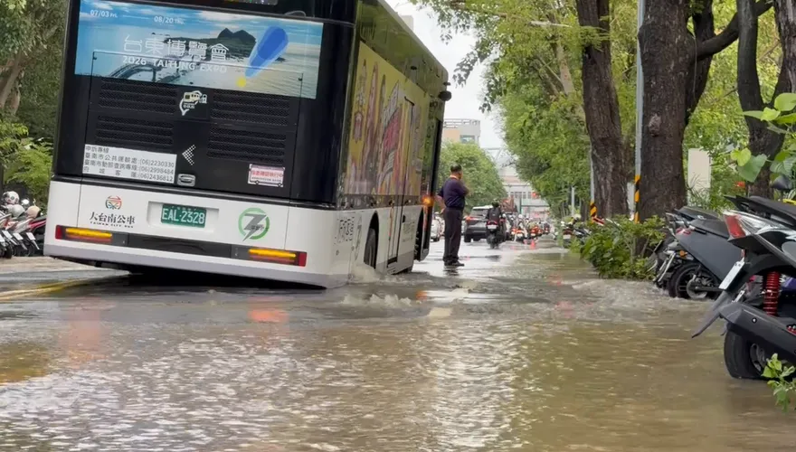 影/管齡52年！台南成功大學旁水管爆裂　公車慘陷坑洞