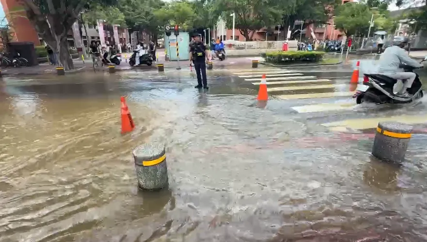 快儲水！台南勝利路52年水管爆裂　1.3萬戶停水到深夜