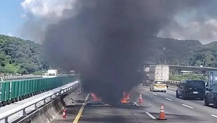 國1三義段火燒車！休旅車追撞施工車全毀　燒成骨架