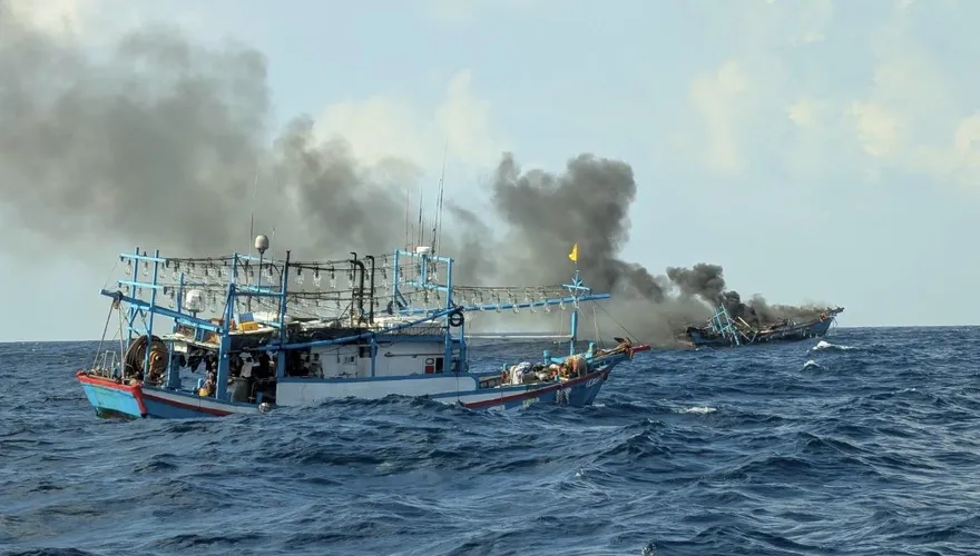 影/基隆彭佳嶼外海漁船起火沉沒　5船員全數獲救