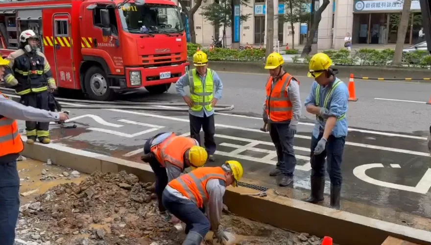影/才傳氣爆又出事！桃園中正路施工疑瓦斯外洩交管