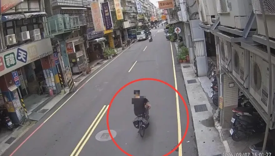 影/新北三重街頭驚見男子持鐮刀　家長接孩子放學嚇壞
