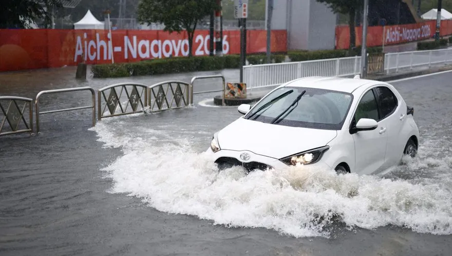名古屋豪雨狂炸破紀錄！百萬人緊急避難　汽車慘遭沖走