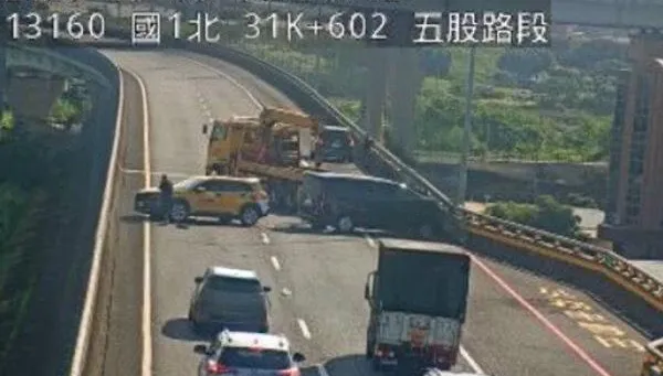 五楊高架上班噩耗！3車相撞打橫釀「全線封閉」直擊