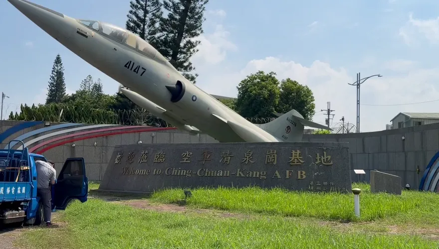 清泉崗基地遭無人機入侵！空域緊急關閉 8架IDF轉降