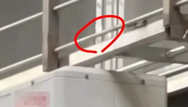 漏電vs.電燈反射？窗框驚見詭異閃光　網熱議：快找電工