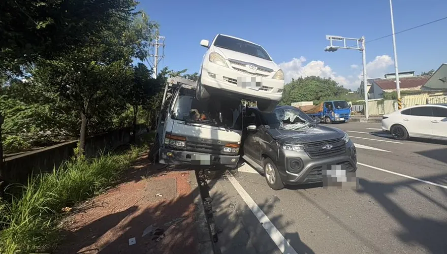 彰化大貨車疑煞車失靈連撞3車！車斗噴飛驚現「泰山壓頂」