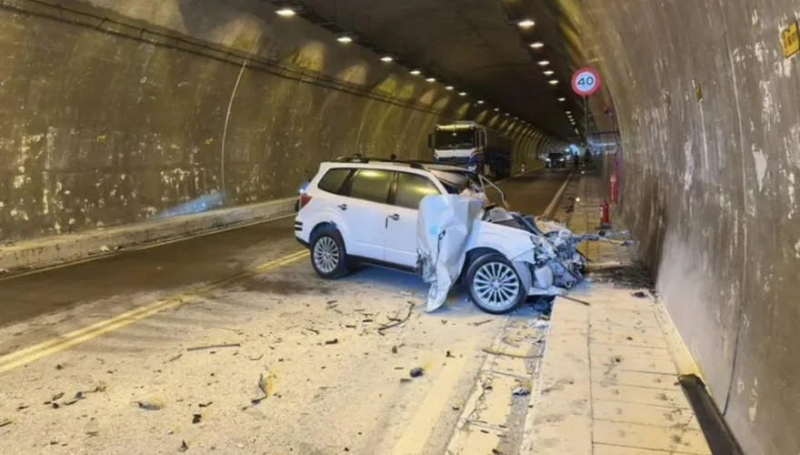 台11線跳浪隧道休旅車撞對向貨車　車頭全毀瞬間起火