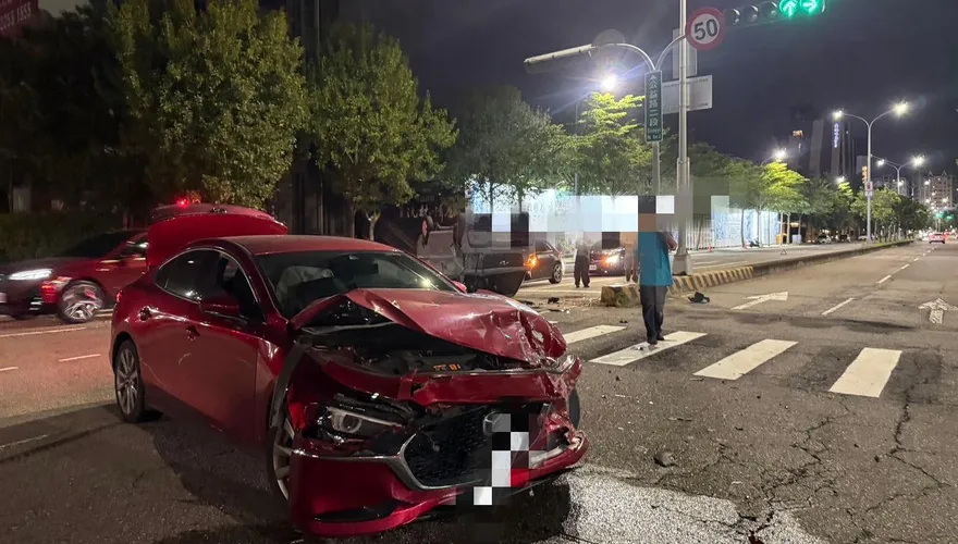 影/台中慘烈撞擊「休旅車頭毀、廂型車翻」！再波及對向車