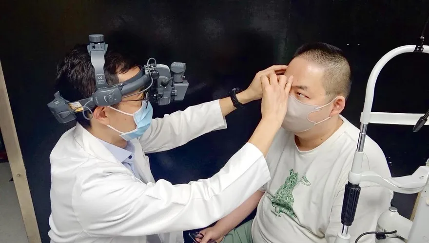 40歲男眼內痣竟是黑色素瘤　長庚質子治療保住視力