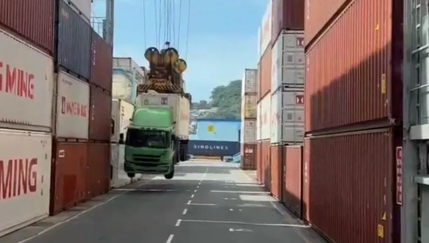 基隆港驚悚版《天外奇蹟》！貨櫃車固定插銷沒拔「整輛吊起升空」