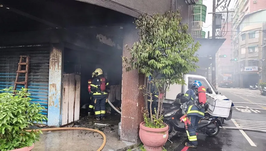 新北新莊連棟公寓火警　1樓倉庫起火2人送醫
