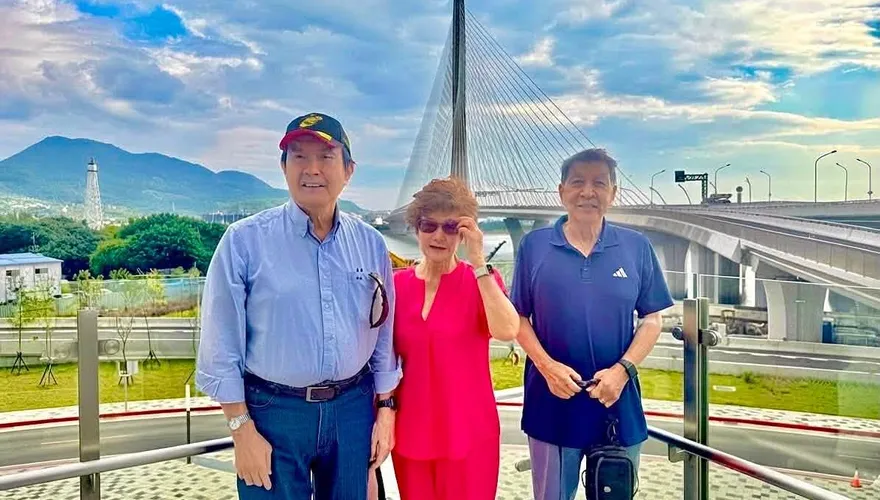 馬英九偕三姊現身淡江大橋！民眾紛紛問好　破除身體狀態疑慮