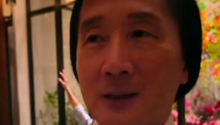 隨機街訪竟堵到港黑幫大咖！陸女網紅狂問「做哪行」網捏冷汗