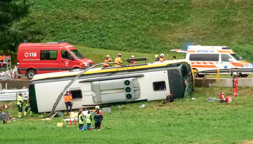 瑞士阿爾卑斯山重大車禍！遊覽車覆翻　荷蘭觀光團多人死傷