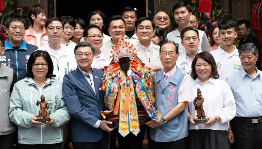 城隍廟前的政治對話！黃敏惠爭輕軌經費　卓榮泰：比照王惠美模式