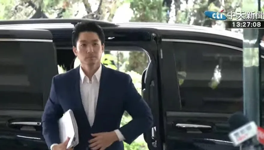 抱大疊資料進議會被酸「擺拍」　蔣萬安反諷：只感受到滿滿新潮流
