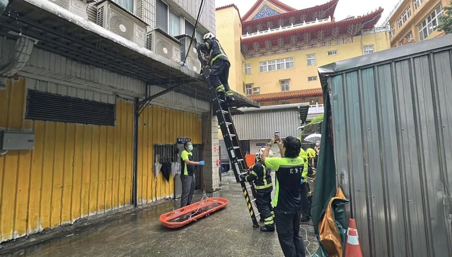 基隆部立醫院病患墜樓卡遮雨棚　命危送醫不治
