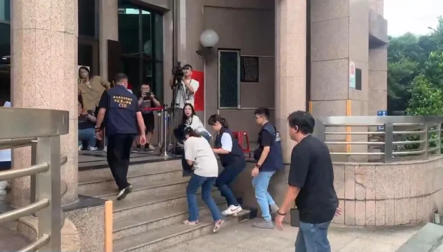 狠夫教唆小三殺妻！女槍手打靶特訓埋伏　凶槍藏熊肚內掩耳目