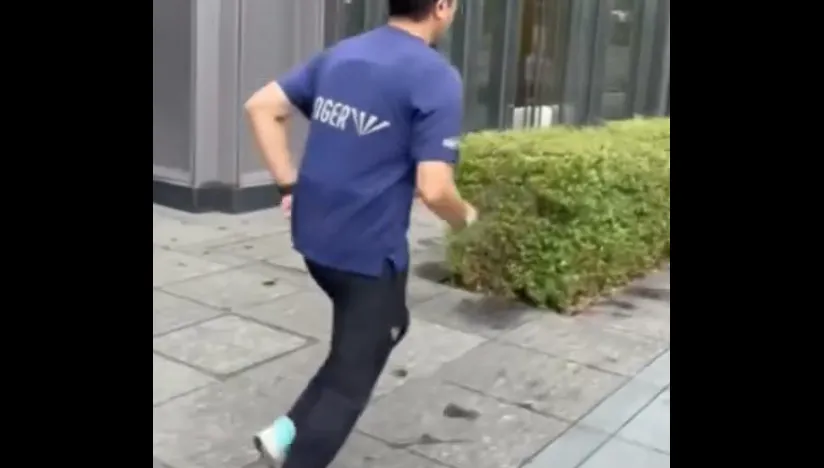 沈伯洋東京慢跑穿防彈衣　沈富雄直白開酸：中共連抓都嫌麻煩