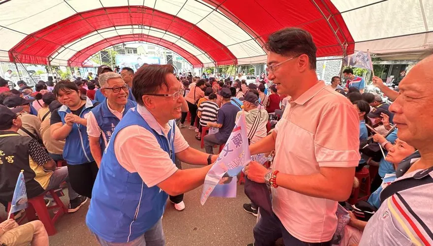 魏平政衝了！見王惠美代表柯呈枋　主動上前彎腰握手