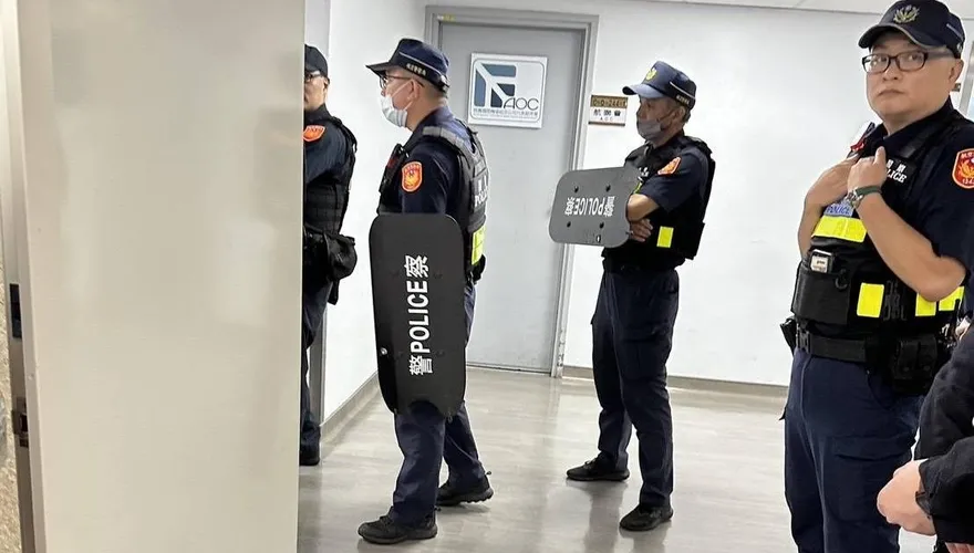 影/桃園機場驚傳持刀挾持案　男子闖辦公室與警方對峙