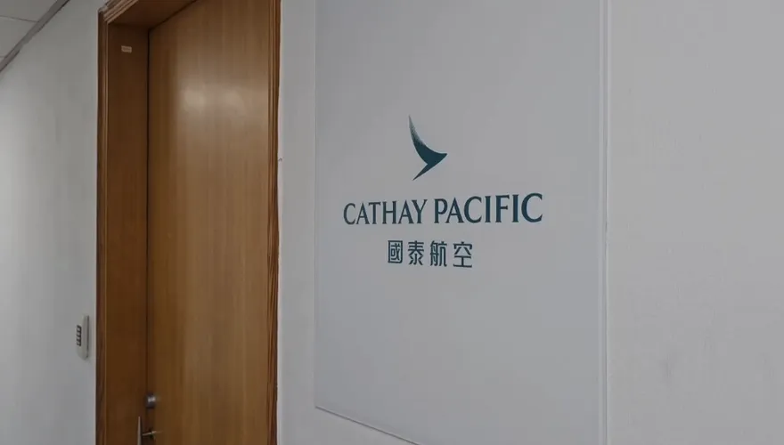 桃機爆濺血！男持刀闖休息室挾實習生　國泰航空證實了