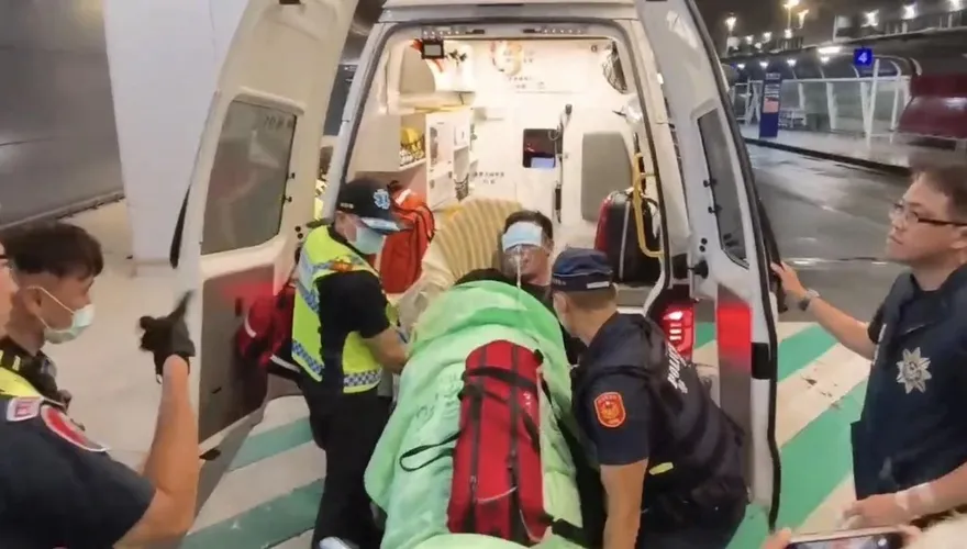 影/闖桃園機場挾持實習生與警對峙　嫌犯落網強制送醫